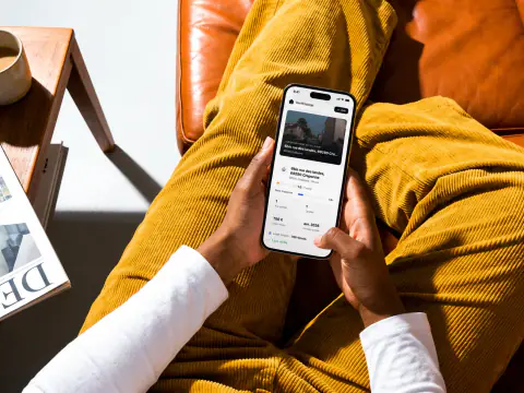 Personne consultant un avis logement sur téléphone avant une visite